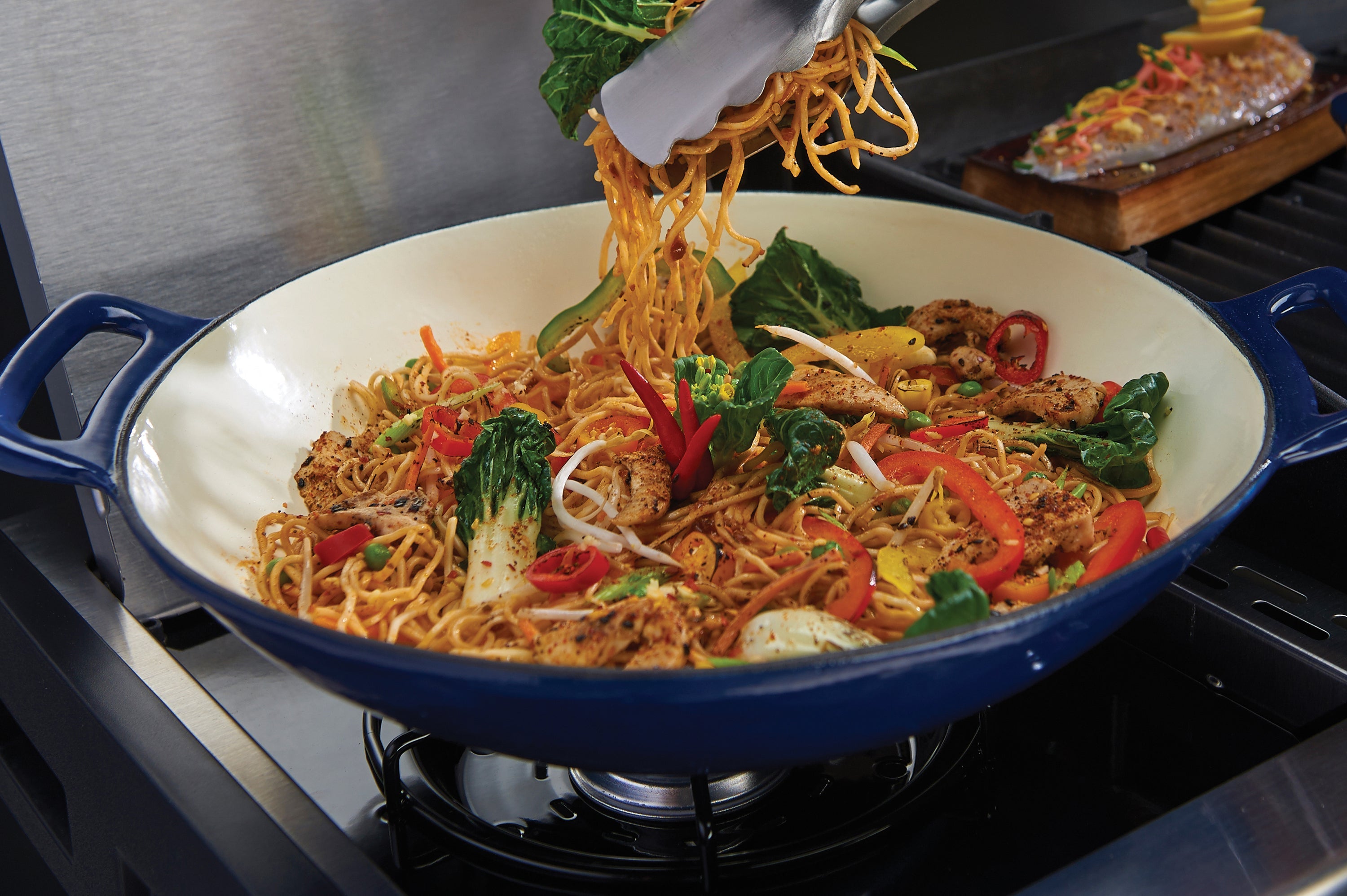 broil-king-cast-grilling-wok-wok-per-barbecue-in-ghisa-35-5-cm-con-rivestimento- image 5
