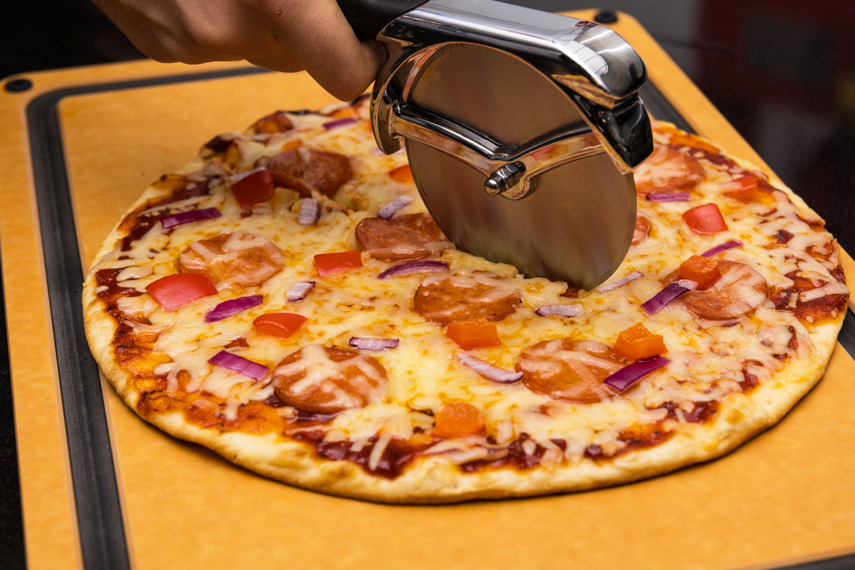 broil-king-pizza-cutter-tagliapizza-a-rotella-con-lama-in-acciaio-inox-e-manico- image 3