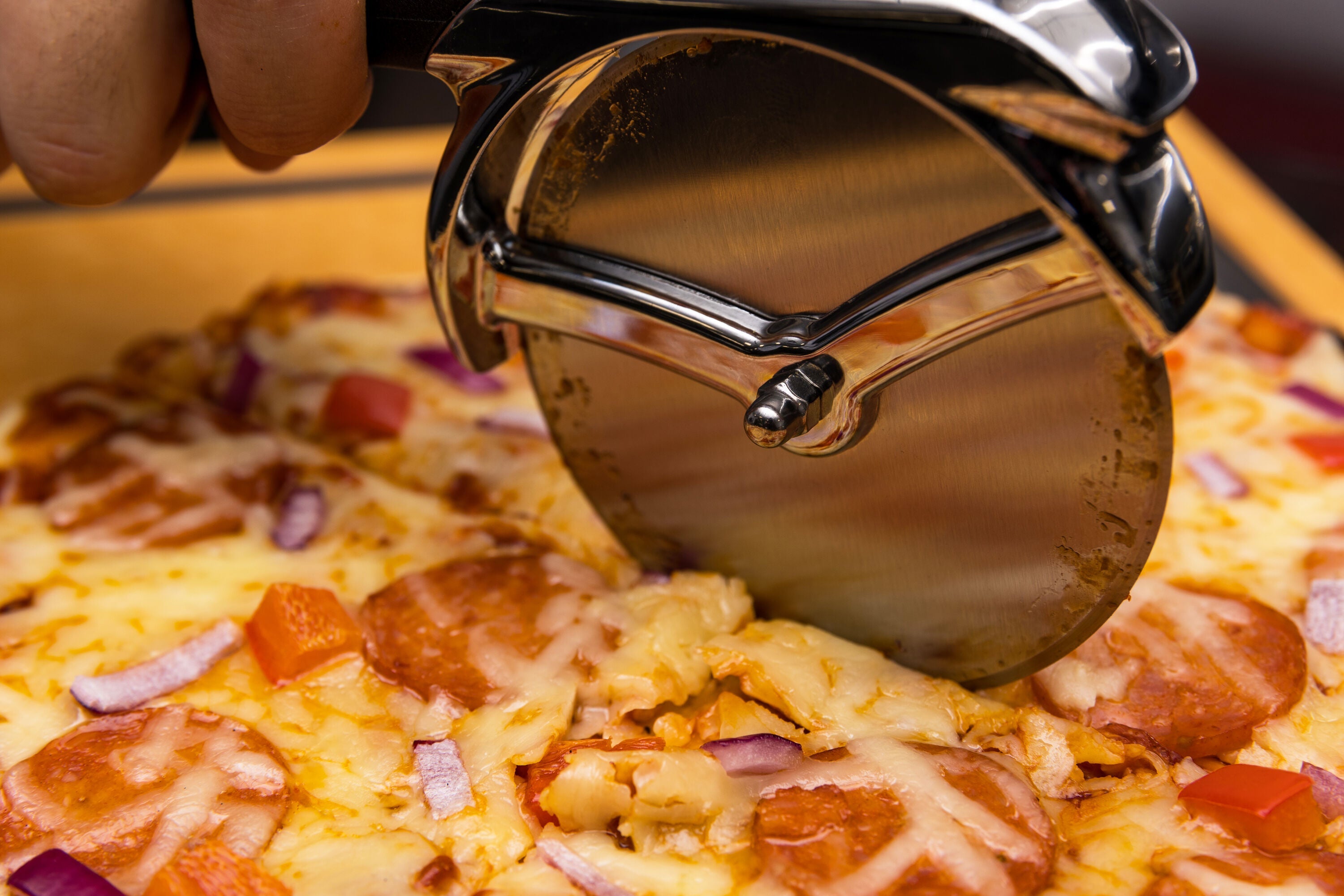 broil-king-pizza-cutter-tagliapizza-a-rotella-con-lama-in-acciaio-inox-e-manico- image 4