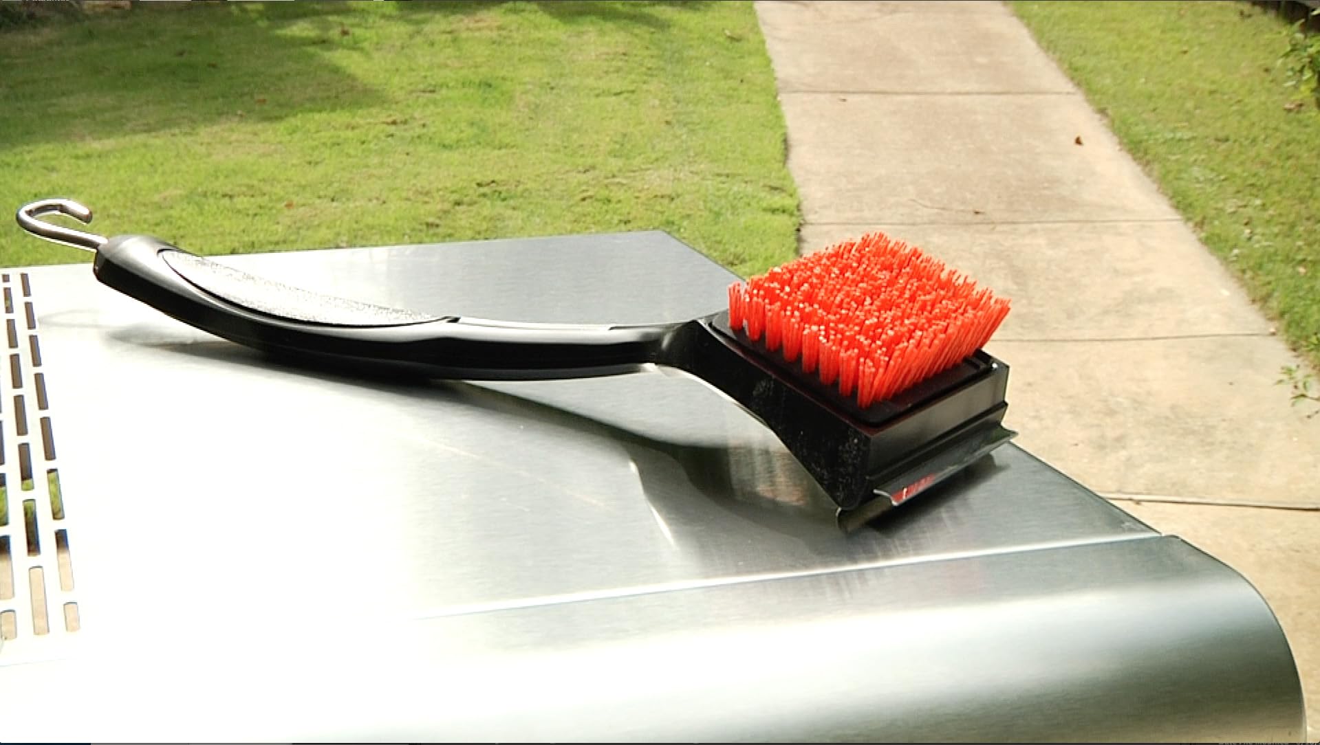 char-broil-140-533-spazzola-per-pulire-a-freddo-e-raschietto-2-in-1-per-barbecue image 2