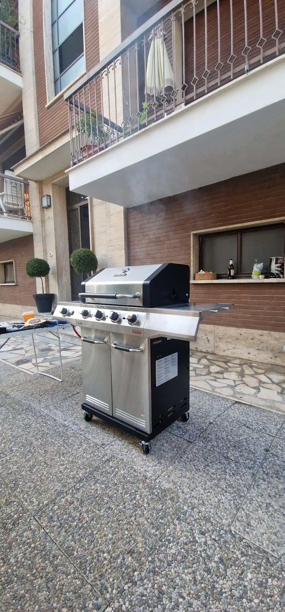 Buon barbecue, montaggio laborioso
