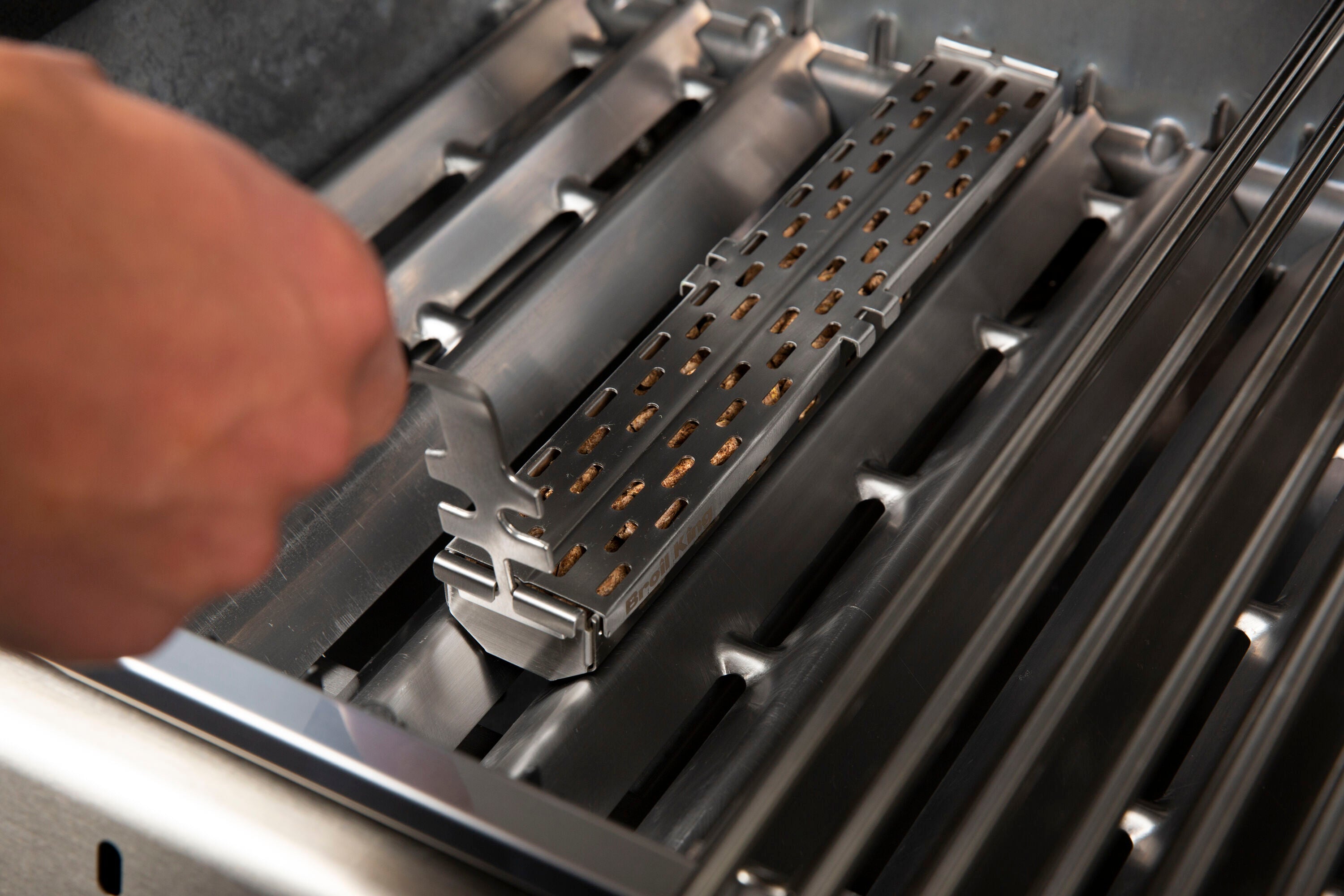 broil-king-grid-lifter-solleva-griglie-universale-per-griglie-in-ghisa-e-acciaio image 6