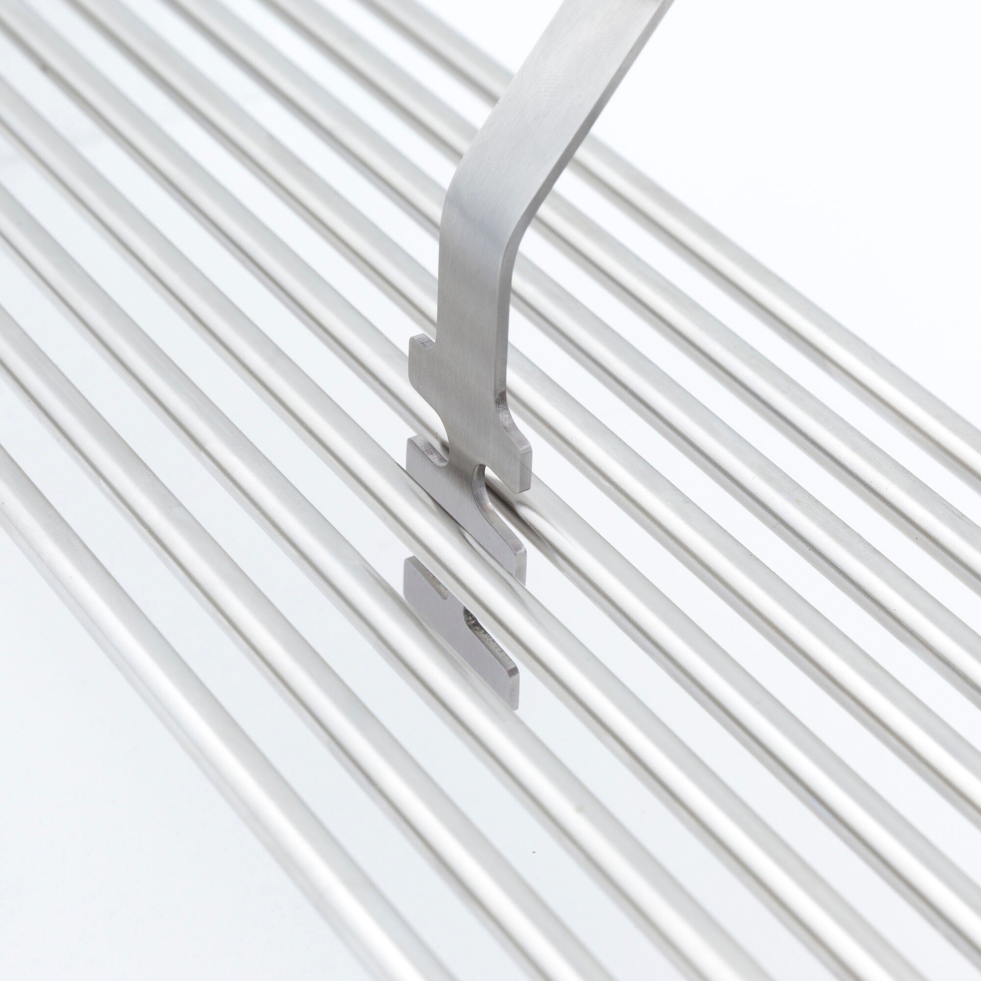 broil-king-grid-lifter-solleva-griglie-universale-per-griglie-in-ghisa-e-acciaio image 2