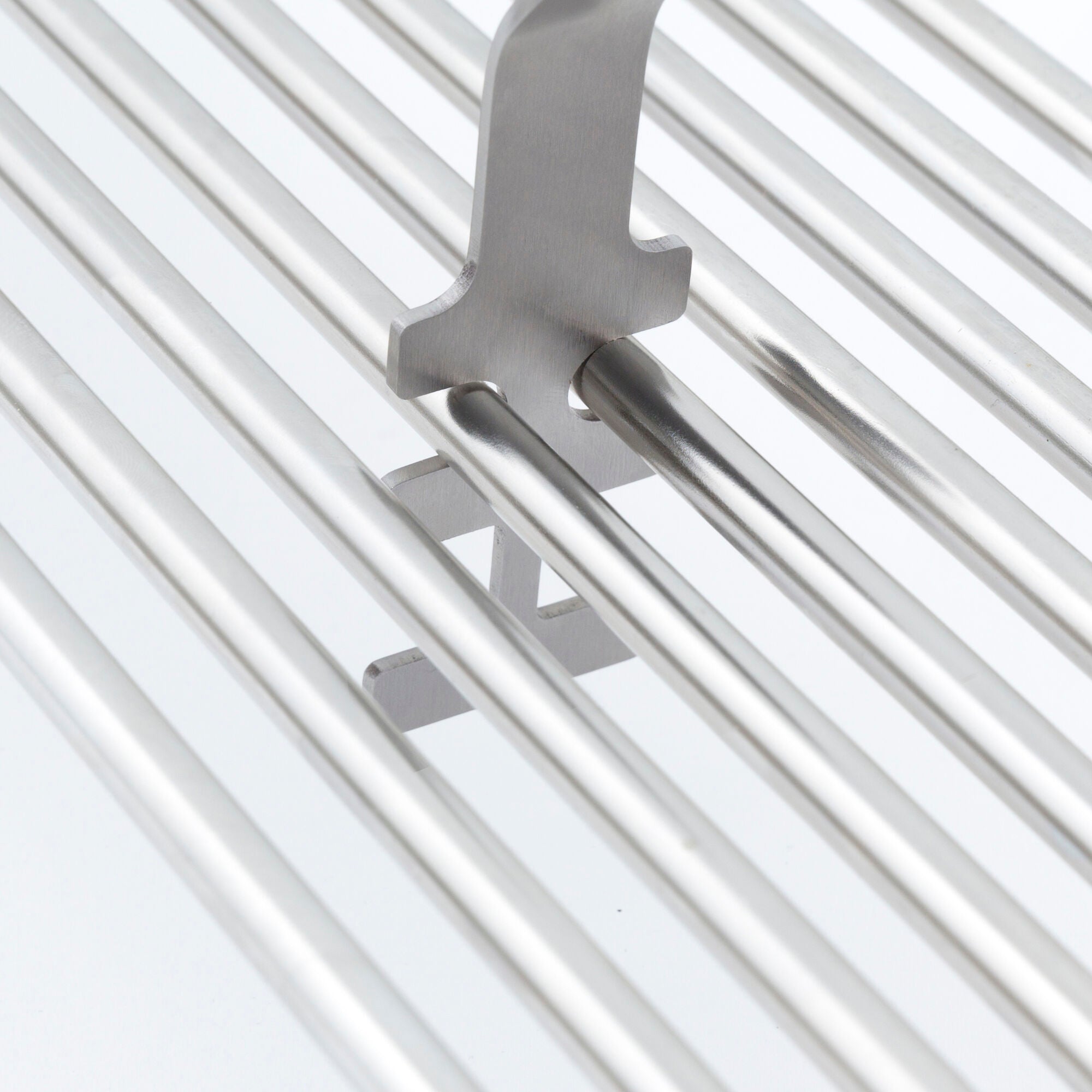 broil-king-grid-lifter-solleva-griglie-universale-per-griglie-in-ghisa-e-acciaio image 3