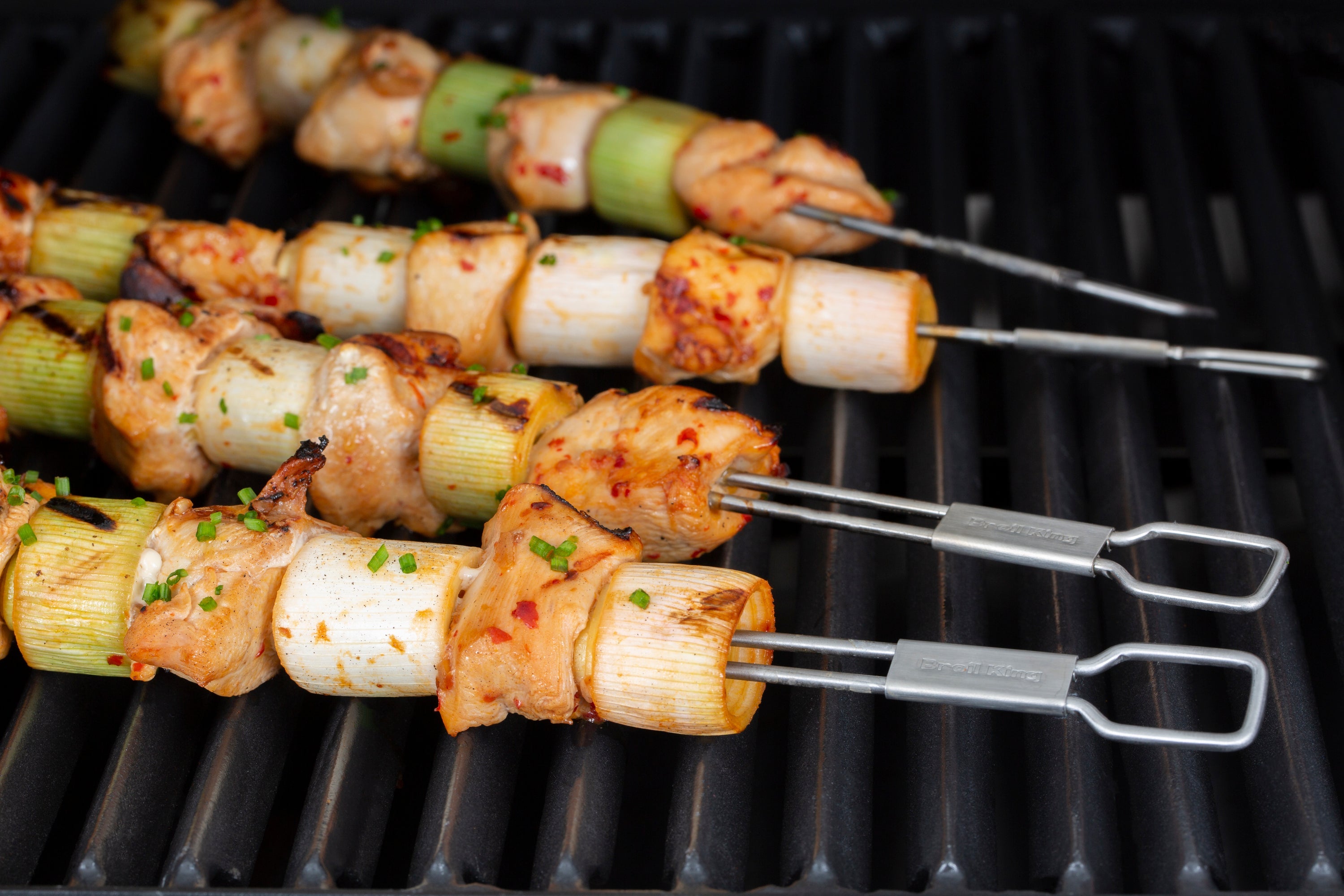 broil-king-dual-prong-skewers-set-di-4-spiedini-a-doppia-punta-in-acciaio-inossi image 5