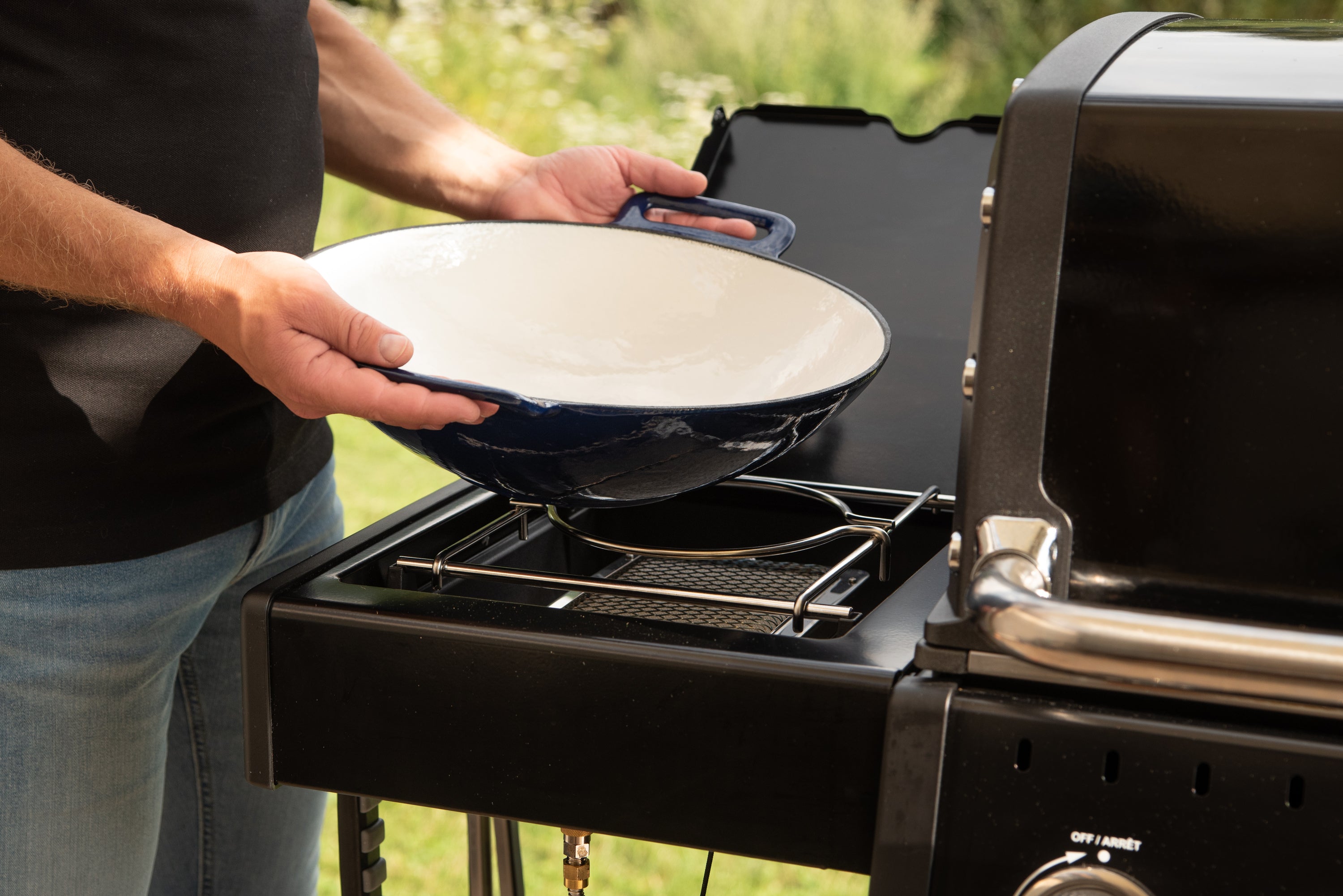 broil-king-cast-grilling-wok-wok-per-barbecue-in-ghisa-35-5-cm-con-rivestimento- image 3