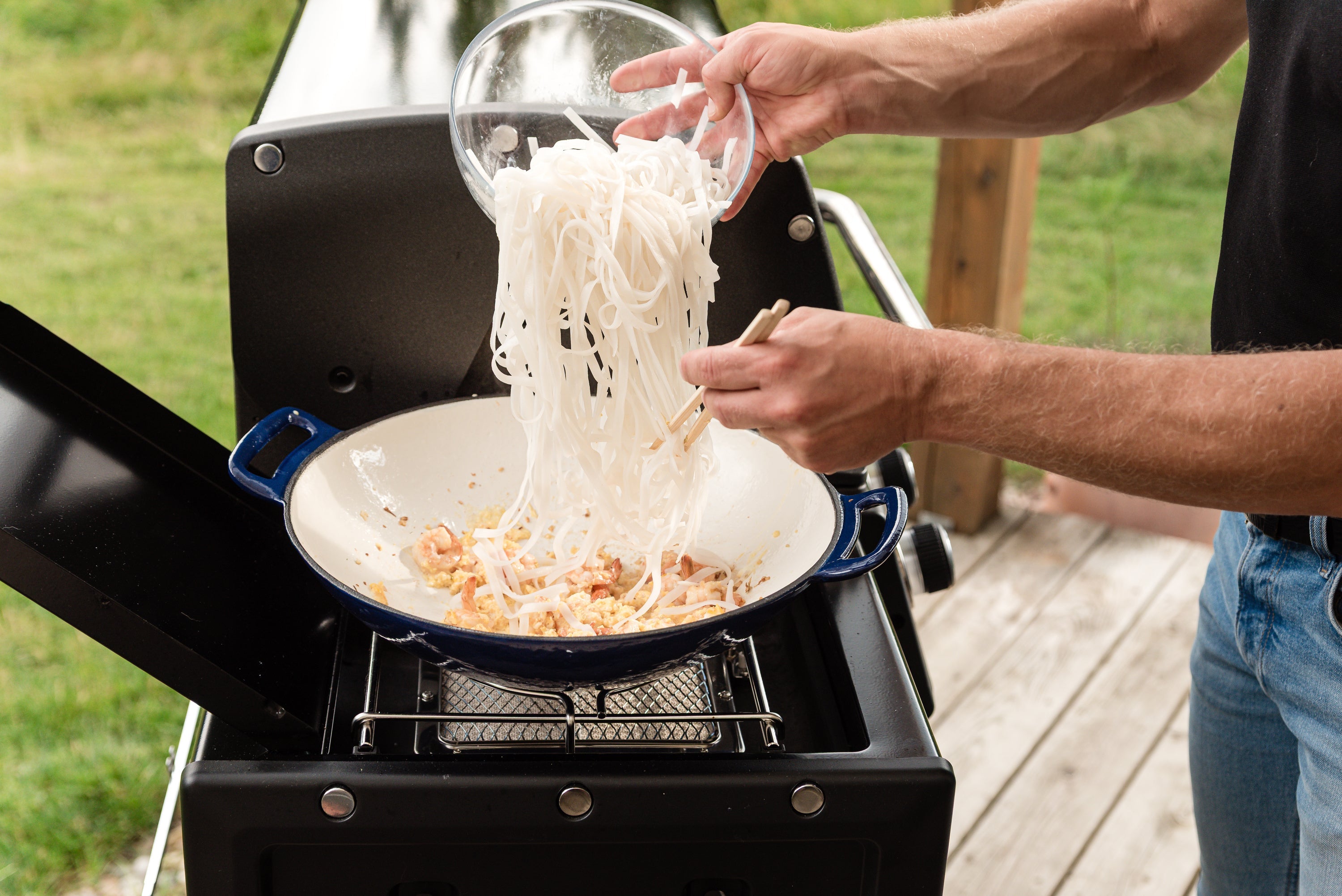 broil-king-cast-grilling-wok-wok-per-barbecue-in-ghisa-35-5-cm-con-rivestimento- image 4